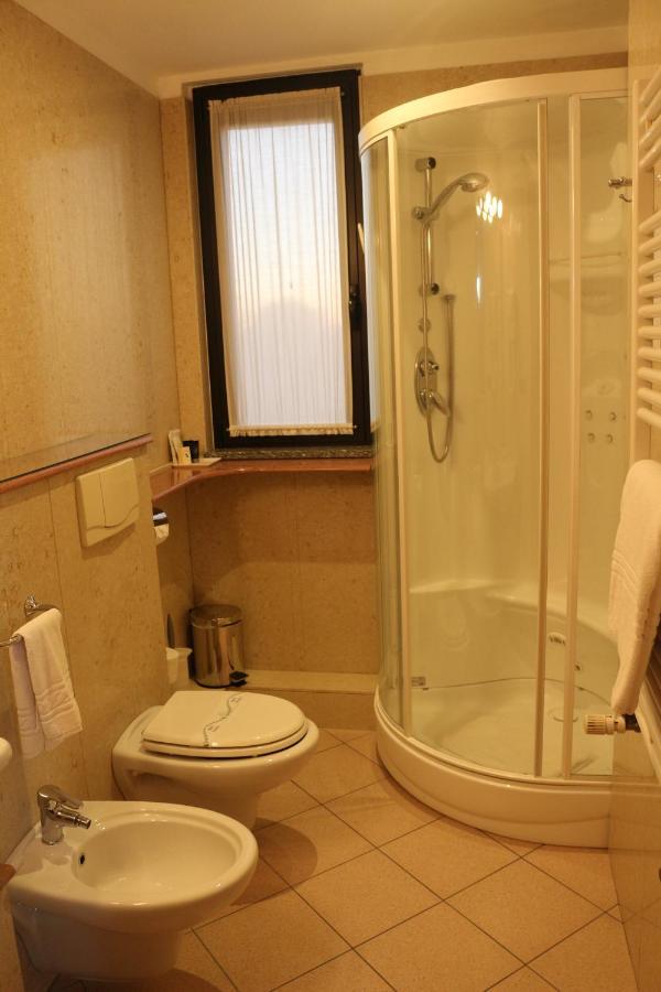 Hotel Garibaldi Vercelli Oda fotoğraf